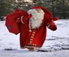 Άγιος Βασίλης που μεταφέρουν οι μεγάλοι σάκοι των Χριστουγεννιάτικα δώρα στο δάσος